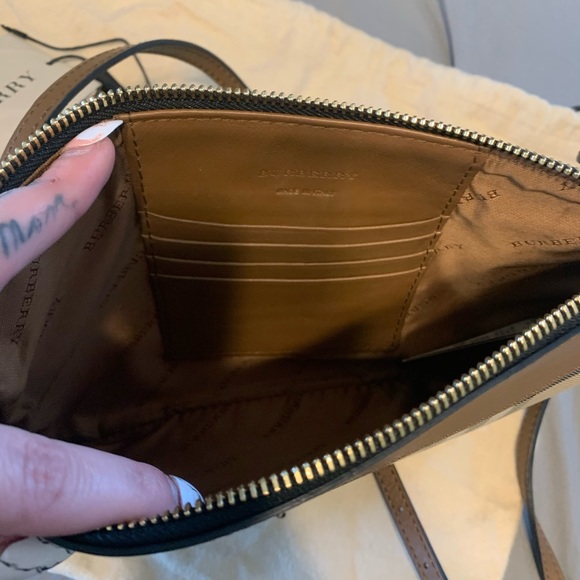 ✔️SOLD✔️Burberry Horseferry Peyton Wristlet - Picture 6 of 6